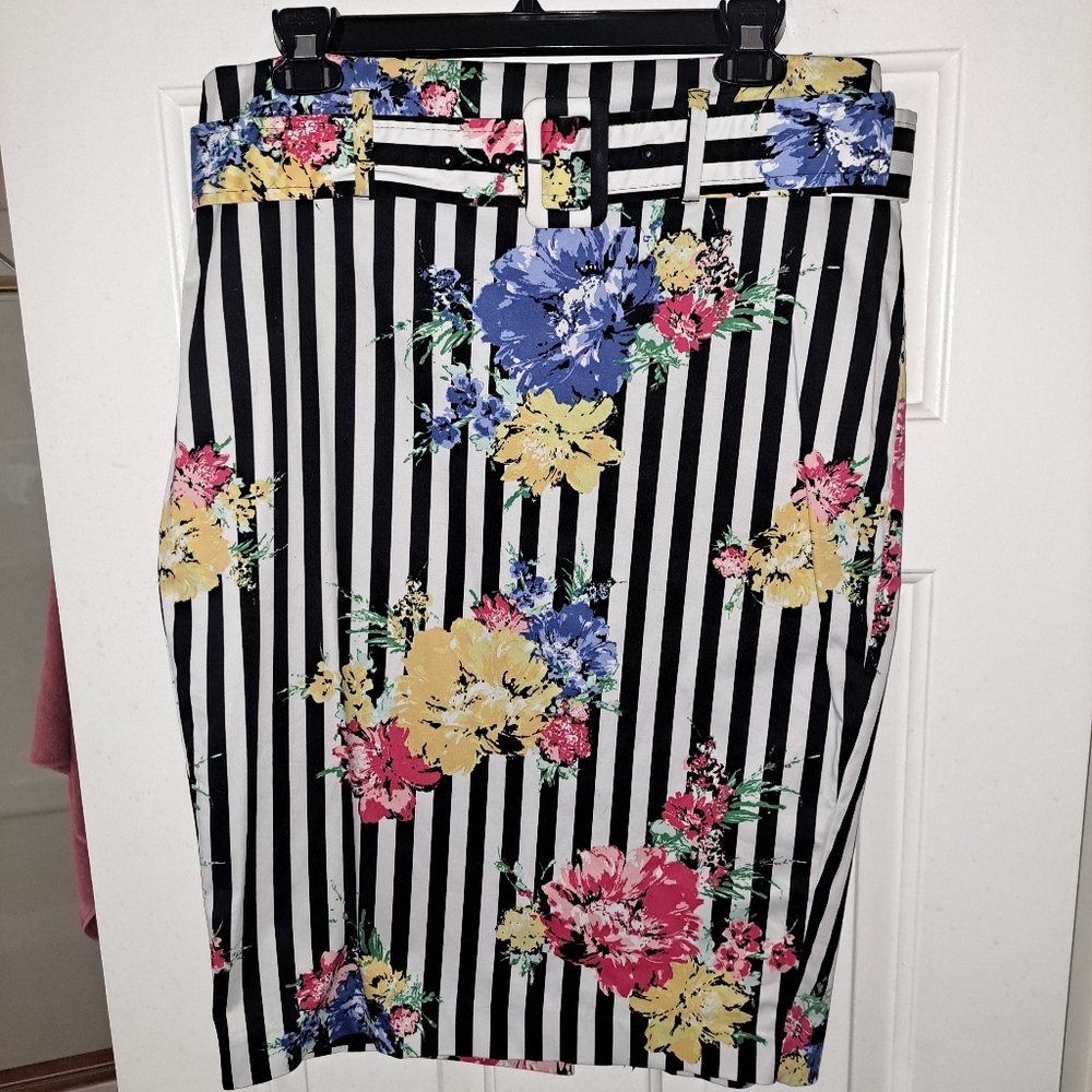 New York and Company Skirt - Picture 3 of 9